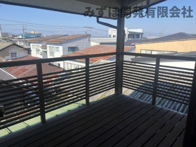 山形市銅町二丁目13-28のバルコニー|屋根付きのバルコニーで、洗濯物が突然の雨に濡れる心配がありません。