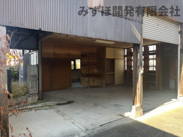 山形市銅町二丁目13-28の設備|建物奥には作業場があります。バイクや自転車の整備、ペットの遊び場。動力もあり使い方は自由です！
