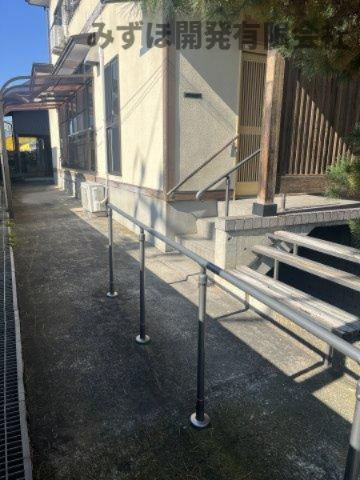 山形市銅町二丁目13-28のエントランス|玄関までは手すりがありますので安心です。