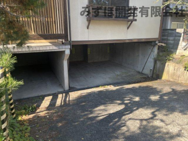 山形市銅町二丁目13-28の駐車場|半地下の駐車場があります。乗用車2台、バイク置場もあります。スロープ部分に停めることもできます。