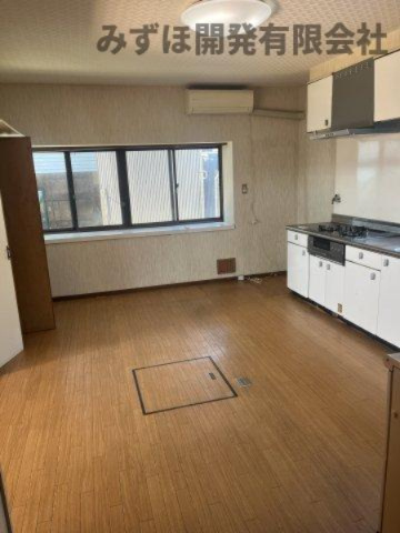 山形市銅町二丁目13-28のキッチン|システムキッチンは新品に交換いたします。天井・壁クロスを貼り替え、床クッションフロアも張り替えます。