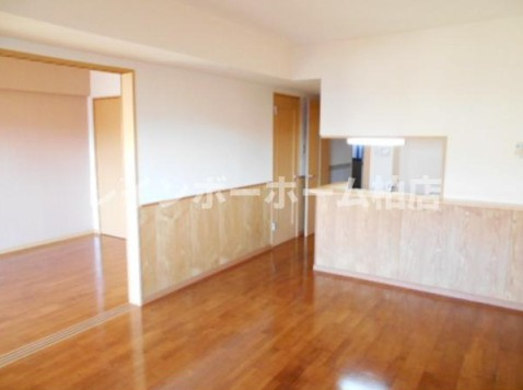 仲介手数料（賃料の1.10ヵ月）の50％OFF対象物件！の居間・リビング