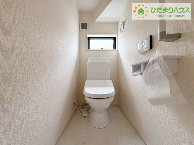 日立市滑川本町3期　新築戸建　5号棟のトイレ|小窓が付いているので、トイレも明るい空間になっております♪
