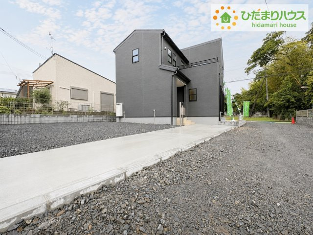 日立市滑川本町3期　新築戸建　5号棟の駐車場|ゆったりとしたカースペースで、ファミリーカーや軽自動車もラクラク駐車出来ますね♪