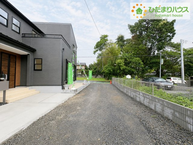 日立市滑川本町3期　新築戸建　5号棟の前面道路含む現地写真|ショッピング施設が充実した利便性のよい立地です♪