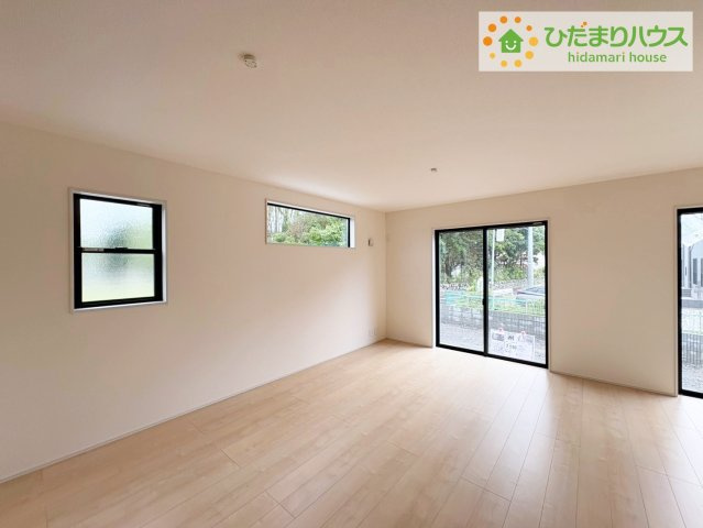 日立市滑川本町3期　新築戸建　5号棟の居間・リビング|リビング大きな窓からは、暖かな日の光が降り注ぎます・・・