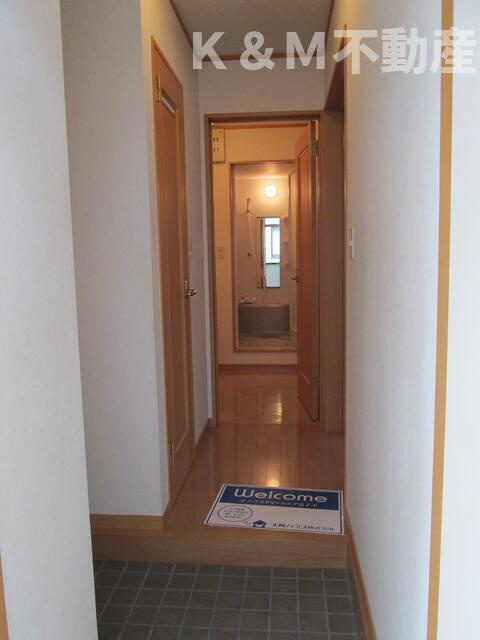 ラフィーヌ・ジュネスⅢの玄関|明るい玄関です