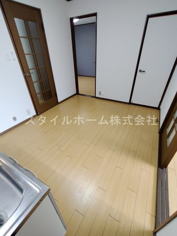 コンフォール東新Ｂの居間・リビング|同建物内別部屋の写真です。