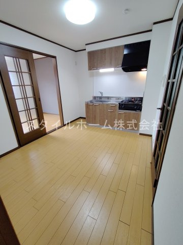 コンフォール東新Ｂの居間・リビング|同建物内別部屋の写真です。