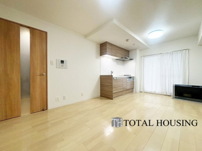 【居間・リビング】 | ライオンズマンション北22条 | オープンでのびやかな空間を生み出す、こだわりの広がりとゆとり。家族と過ごす時間を大切にしたい方にぴったりの明るくゆとりある住空間です。南側の窓からの日差しがリビングの隅々までしっかりと届きます！