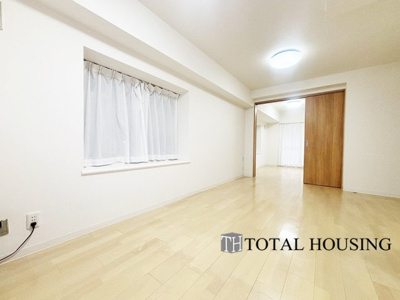 【居間・リビング】 | ライオンズマンション北22条 | ここにはみんなが集い、食事と楽しい会話が始まる。話に夢中になりすぎて、ついつい時を忘れてしまう。そんな束の間の幸せを感じさせてくれる場所。