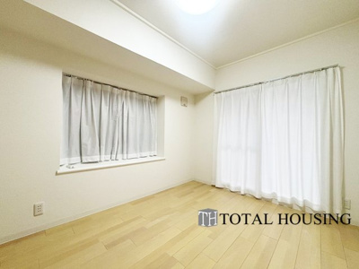 【洋室】 | ライオンズマンション北22条 | 洋室
窓が2面設置されているため、風の通り道ができ風通しが良くなります。
バルコニー直結の明るいお部屋です♪