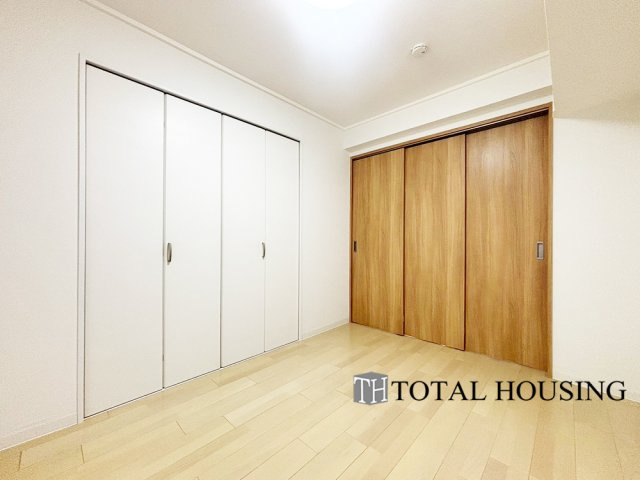 【洋室】 | ライオンズマンション北22条 | 洋室
LDKと隣接した洋室でリビングから目が届く場所なので、お子様の遊び部屋・お昼寝スペースとして使うのもオススメです♪