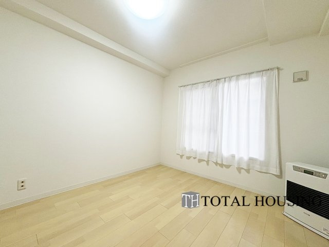 【洋室】 | ライオンズマンション北22条 | 洋室　約6.0帖
お陽さまの光とさわやかな風をたっぷりとりこめます。室内はいつも明るい印象なので気持ちの良い朝を迎えられます。毎日の生活も明るくなりそうです。間取りも使いやすく大きなベッドも置けます♪