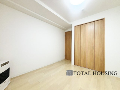 【洋室】 | ライオンズマンション北22条 | 洋室　約6.0帖
家族一人ひとりの大切なプライベート空間。趣味に合わせて使って頂けるようシンプルに仕上げてあります。暮らし心地を大きく左右する収納を、適材適所に配置し使い勝手を考慮しました。