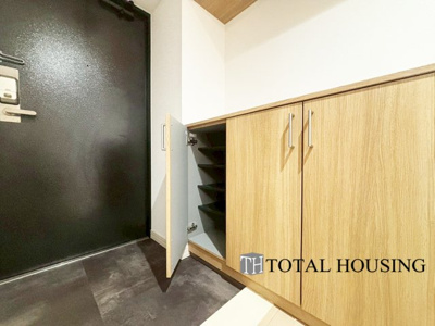 【独立洗面台】 | ライオンズマンション北22条 | 住まう人も来客も入った時にワクワクさせてくれるオシャレな玄関♪
収納もたっぷりあるので、靴がたくさんあっても安心！
気持ちの良い朝は、毎日ここからスタートしていきます♪