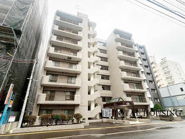 【外観】 | ライオンズマンション北22条 | 流行に左右されず、将来にわたって価値が継続する「上質」な佇まい。おしゃれな雰囲気や自然の潤い、親しみやすさといった暮らしを豊かにしてくれる住空間です。