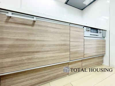 【キッチン】 | ライオンズマンション北22条 | LDKを広く使え、料理に集中することができる壁付けタイプのキッチンです。上下に収納が設けられ、調理用品や食器類をすっきりと収納できます◎