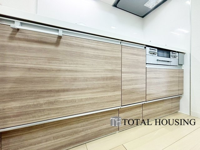 【キッチン】 | ライオンズマンション北22条 | LDKを広く使え、料理に集中することができる壁付けタイプのキッチンです。上下に収納が設けられ、調理用品や食器類をすっきりと収納できます◎