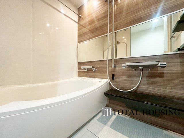 【浴室】 | ライオンズマンション北22条 | 限られた空間を広く見せるワイドミラーを採用したバスルーム。アクセントパネルで落ち着きのある雰囲気を演出♪毎日の疲れを癒やすバスタイムを。