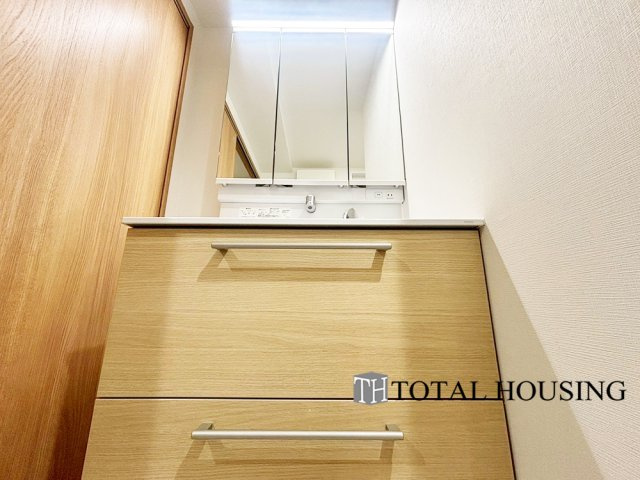 【独立洗面台】 | ライオンズマンション北22条 | 一日の始まりの朝、歯磨きをしたりメイクや髪をセットしたり・・・使いやすさが考えられた3面鏡です♪シャワー付水栓で洗面台でのシャンプーや毎日の掃除に大変便利ですね♪