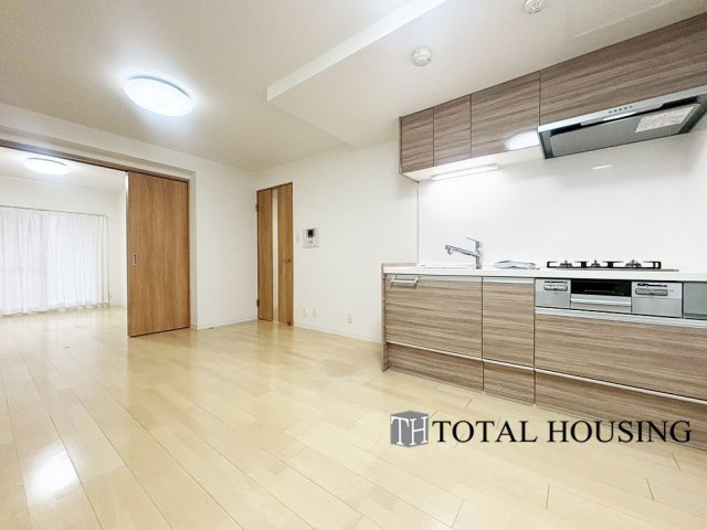 【居間・リビング】 | ライオンズマンション北22条 | LDKに隣接する洋室は、扉を開放すればLDKと繋がります！夜間は個室にスイッチすることも可！ご家族のライフステージに合わせた空間を創ることができる便利なお部屋です！