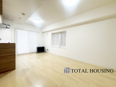 【居間・リビング】 | ライオンズマンション北22条 | 心身ともに癒される至福の空間。暖かな陽光が差し込み、心地よい風が吹き抜けるリビングで、家族や大切な人との楽しいひとときを過ごしませんか？理想の暮らしの始まりがここにあります。