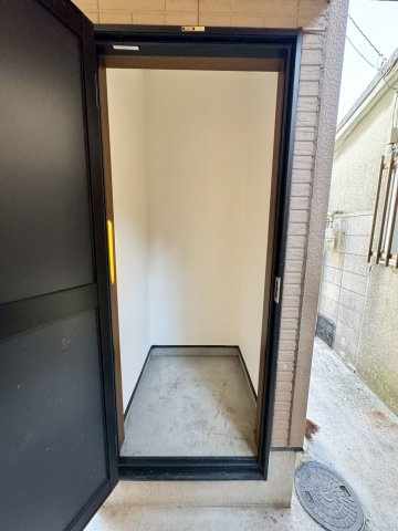 守口市東光町2丁目の収納|玄関をでると便利な物置収納がございます。