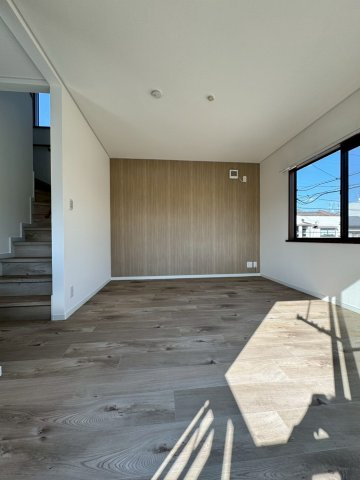 守口市東光町2丁目の居間・リビング|約12.5帖のリビング。バルコニーに面しており、窓もあり明るく風通しの良いお部屋です！
