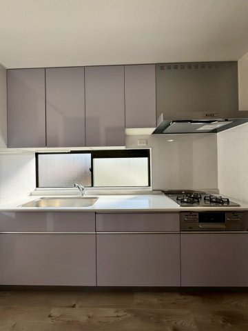 守口市東光町2丁目のキッチン|3口コンロのシステムキッチン。
上下に収納付きなので調理器具もすっきり片付きます。