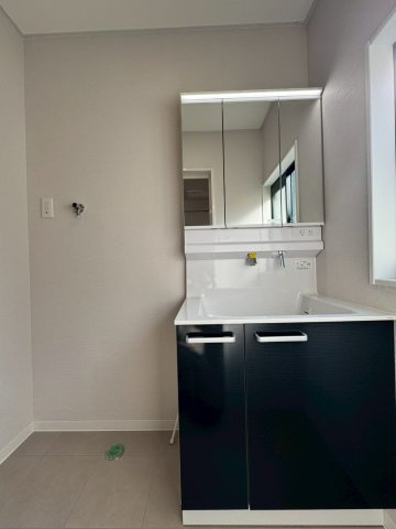 守口市東光町2丁目の独立洗面台|新調済みの洗面化粧台。
洗面室には窓付きで換気も安心です。