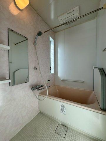 守口市東光町2丁目の浴室|雨の日や冬の洗濯に大活躍の浴室乾燥機付きです。