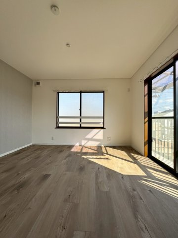 守口市東光町2丁目の洋室|約7帖。バルコニーに面して明るい洋室です。