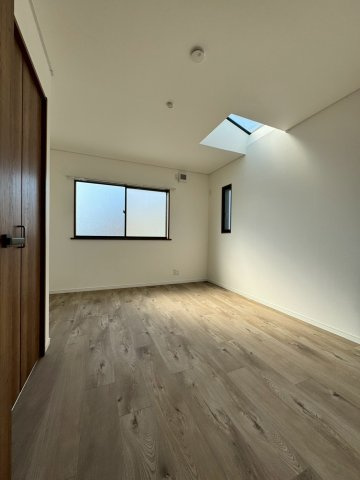 守口市東光町2丁目の洋室|約6帖。天窓付きで明るい日ざしが差し込みます。