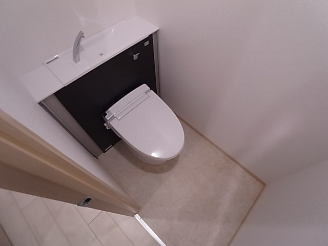 神戸市長田区大橋町８丁目の賃貸マンションのトイレ|タンクレスウォッシュレット付トイレ