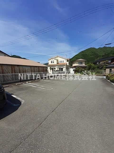 サニーハイツ・カラフルＢの駐車場|敷地内に駐車場も完備★