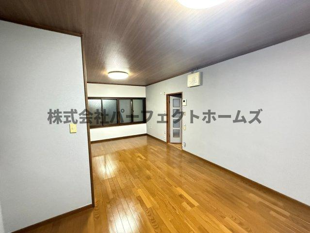 川勝町戸建　賃貸の居間・リビング|ゆったり過ごせるリビングです