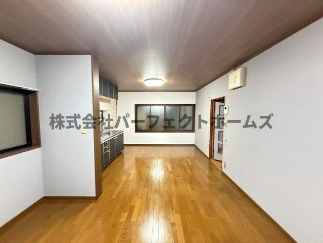 川勝町戸建　賃貸の居間・リビング|ゆったりとした居間です