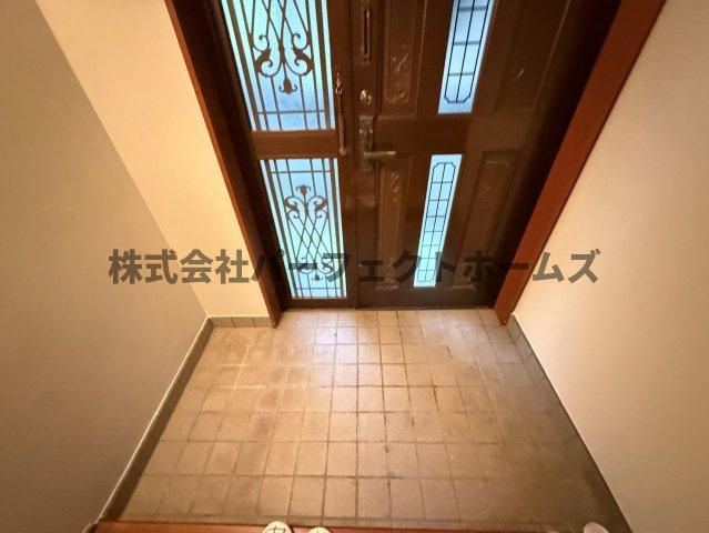 川勝町戸建　賃貸の玄関|明るい玄関です