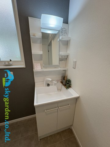 鎌倉市今泉台6丁目　中古戸建の独立洗面台|独立洗面台、小物を置くことができて便利です