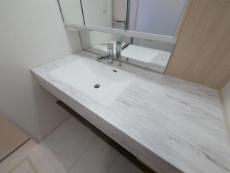 【独立洗面台】 | 甲府市国母2丁目 新築戸建 車3台 長期優良住宅 WIC×3 | 同建設会社の施工例