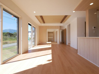 【居間・リビング】 | 甲府市国母2丁目 新築戸建 車3台 長期優良住宅 WIC×3 | 同建設会社の施工例