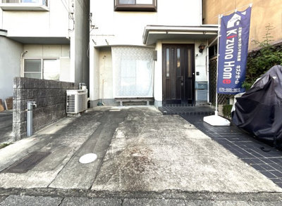 【駐車場】 | 西京区大原野上里北ノ町　中古戸建 | 駐車は1台が可能です。駅まで少し距離がございますので駐車場があると助かりますね。バス停は徒歩3分・5分にあり駅までアクセス可能です。