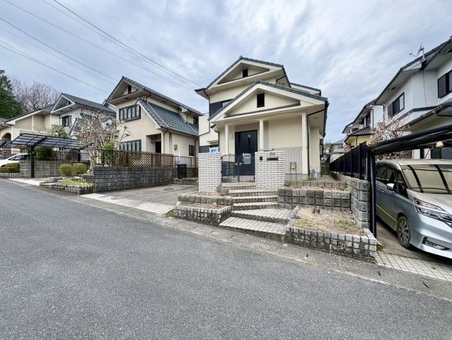栗東市下戸山　中古戸建ての前面道路含む現地写真