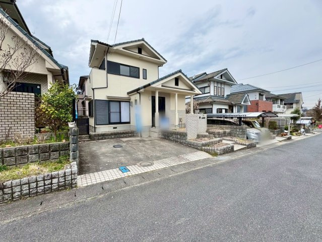 栗東市下戸山　中古戸建ての前面道路含む現地写真