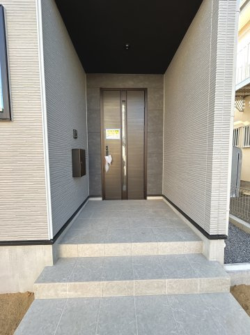 ＬＩＧＡＬＥ－リガーレ－　牛久市田宮町26期　1号棟の玄関|玄関ポーチは雨や日差しを防いでくれるので荷物も置きやすいですね