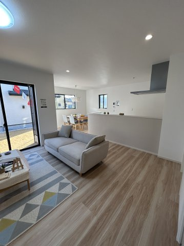 ＬＩＧＡＬＥ－リガーレ－　牛久市田宮町26期　1号棟の居間・リビング|明るく開放的なリビングで家族とくつろぎの時間が過ごせます