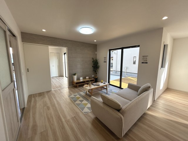 ＬＩＧＡＬＥ－リガーレ－　牛久市田宮町26期　1号棟の居間・リビング|壁が一部アクセントになり落ち着いた印象です。ダウンライトもあたたかな雰囲気を作ってくれます