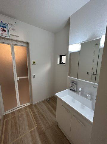 ＬＩＧＡＬＥ－リガーレ－　牛久市田宮町26期　1号棟の洗面所|収納力のある三面鏡付き洗髪洗面化粧台