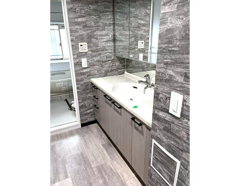 サーパスシティ桜井町の洗面所|（室内写真は2022年のリフォーム後に撮影されたものです。）